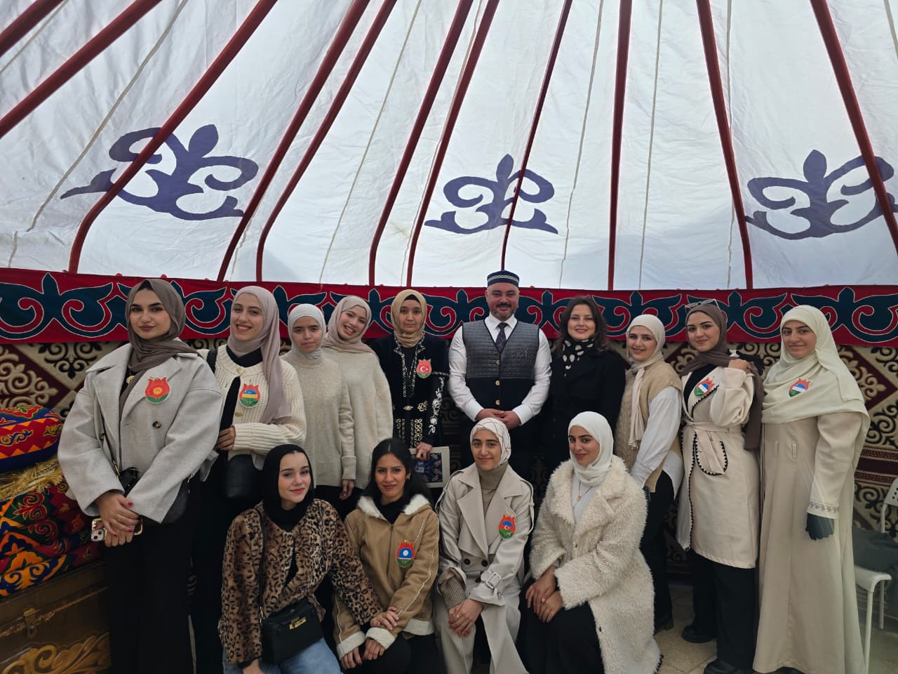 Turk Dili Ailesi Gunu Hocalar ve Ogrenciler 2.jpeg